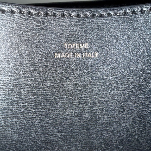 TOTEME T-lock top handle black leather with gold hardware - Picture 4 of 7